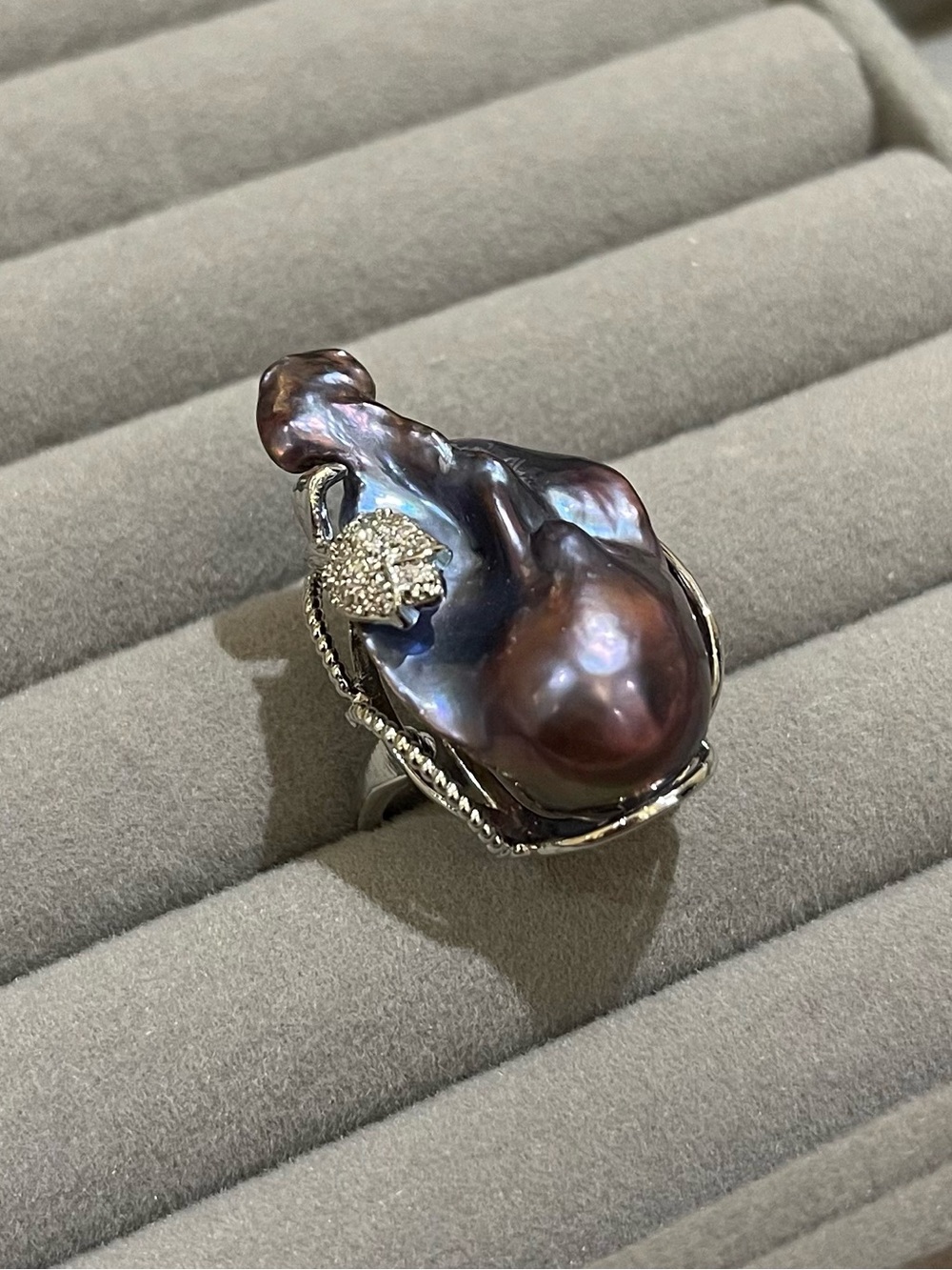 Elegant Baroque Pearl Statement Ring in Iridescent Black 27